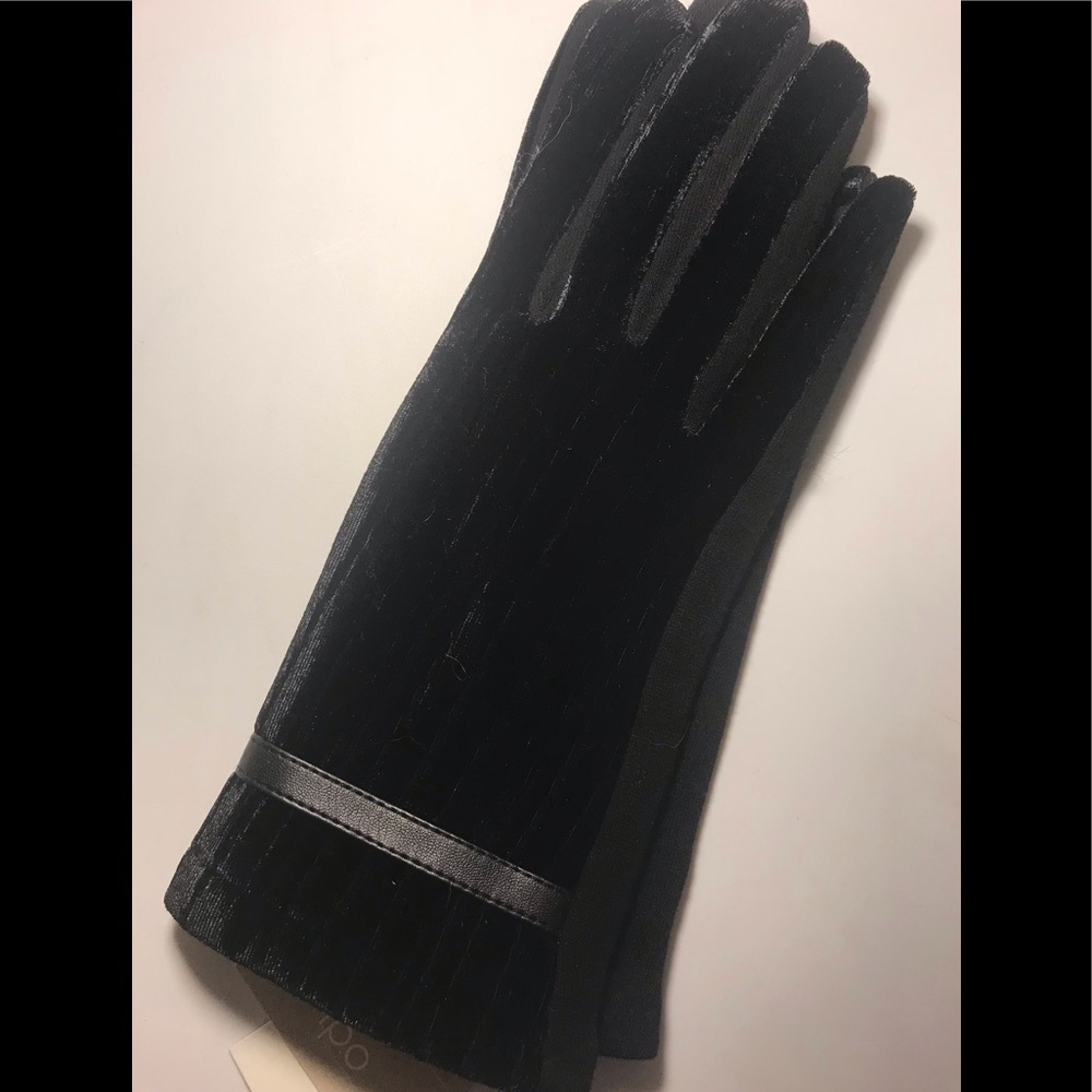New touchscreen gloves for women NWT